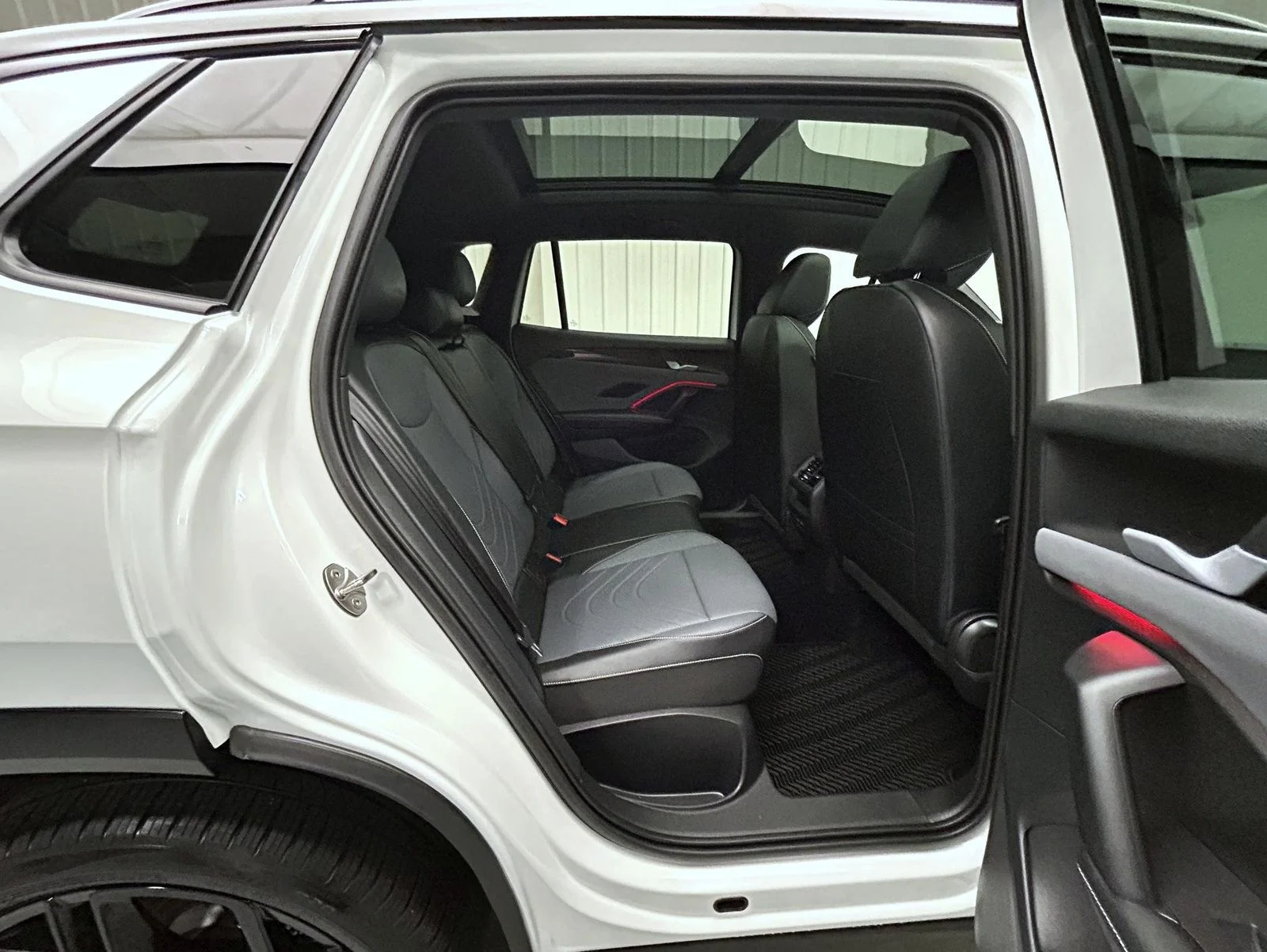 Used 2025 White Volkswagen 2.0T SE R-Line Black image 18