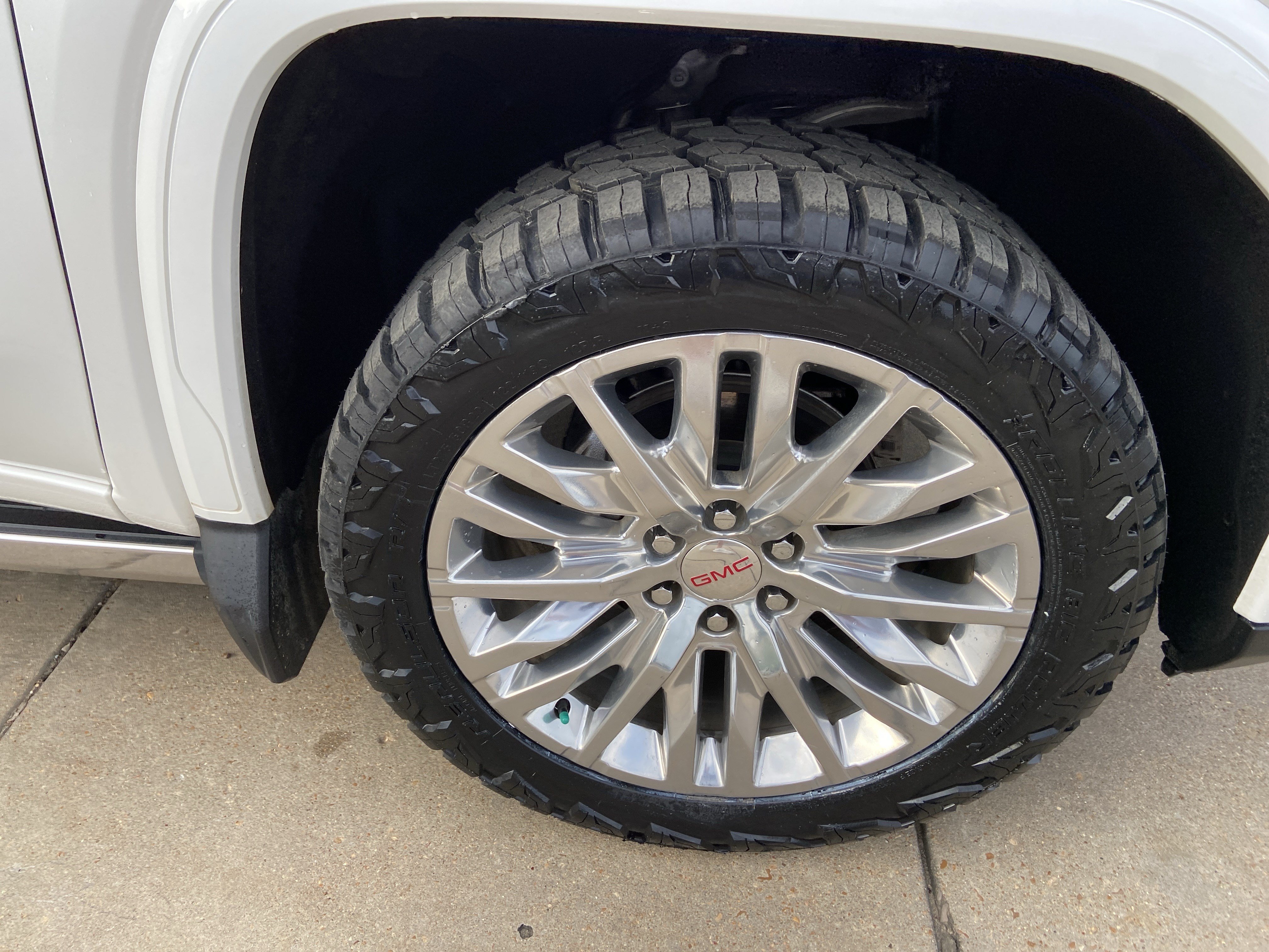 Used 2022 White Frost Tricoat GMC Denali image 32