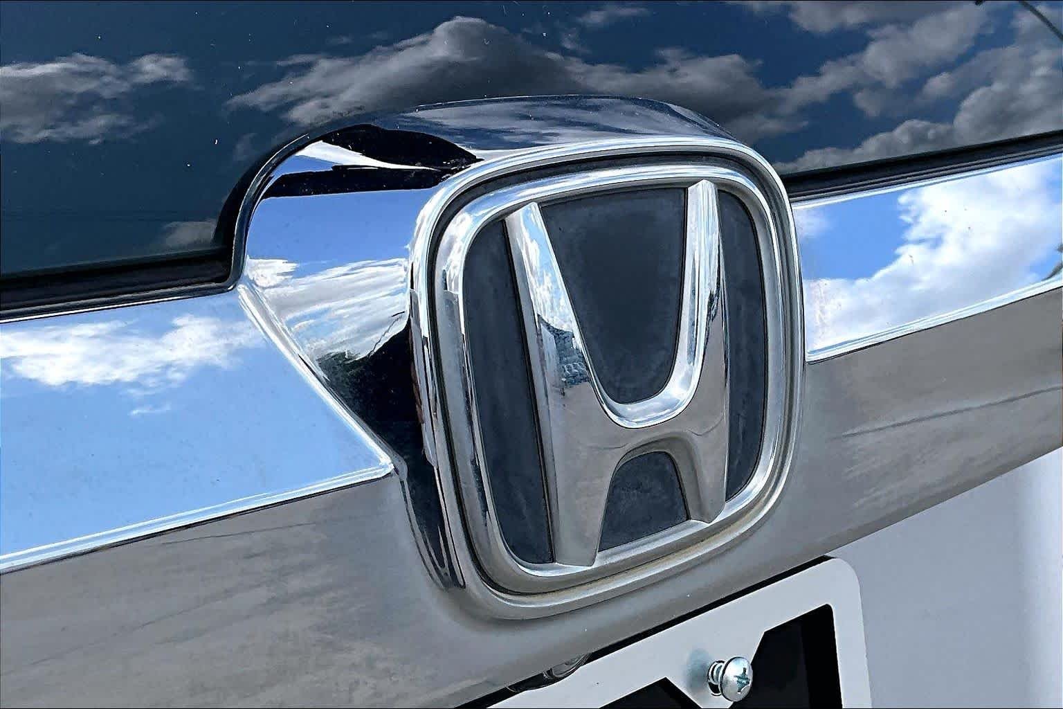 Used 2015 Alabaster Silver Metallic Honda LX image 10