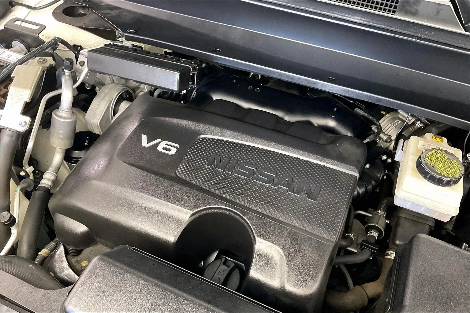 Used 2020 Glacier White Nissan SL image 33