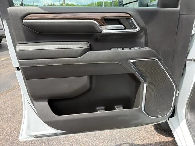 Used 2024 Summit White Chevrolet LT image 17