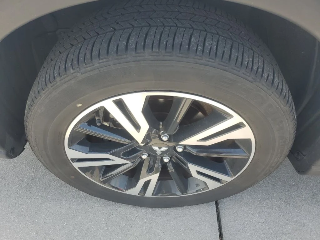 Used 2025 White Mitsubishi SE image 12