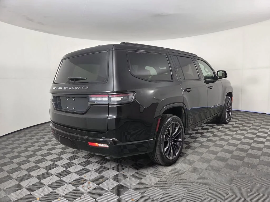 Used 2025 Diamond Black Crystal Pearlcoat Jeep Series III Obsidian image 5