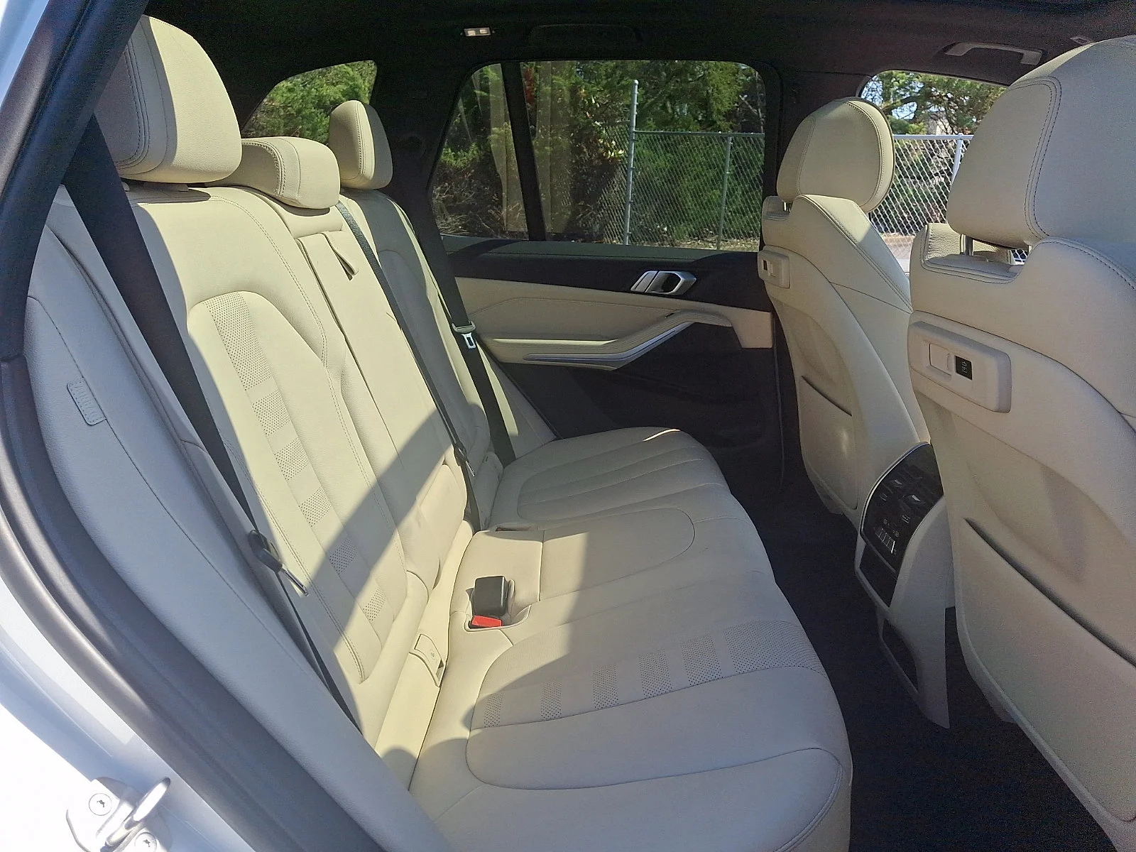 Used 2022 Alpine White BMW xDrive40i image 21