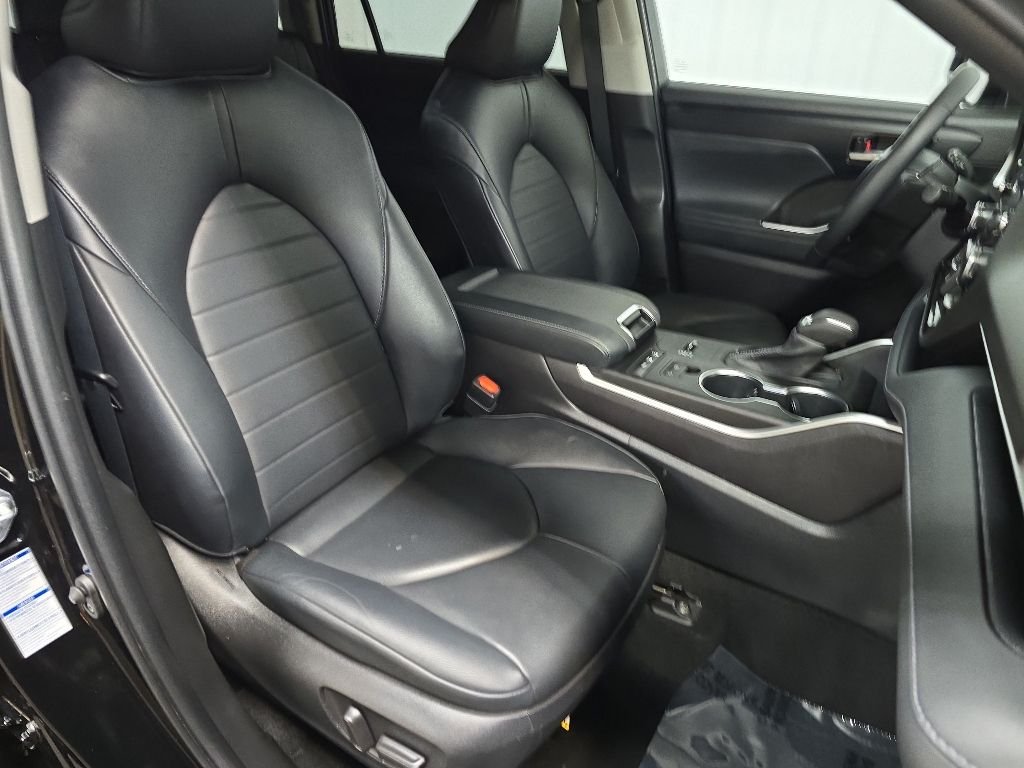 Used 2022 Black Toyota XLE image 15