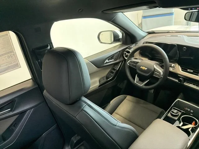 New 2027 Summit White Chevrolet LT image 30