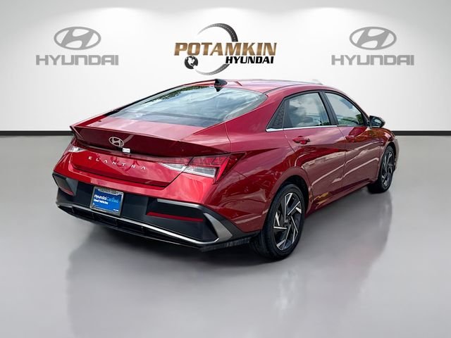 Used 2025 Red Hyundai SEL Convenience image 5