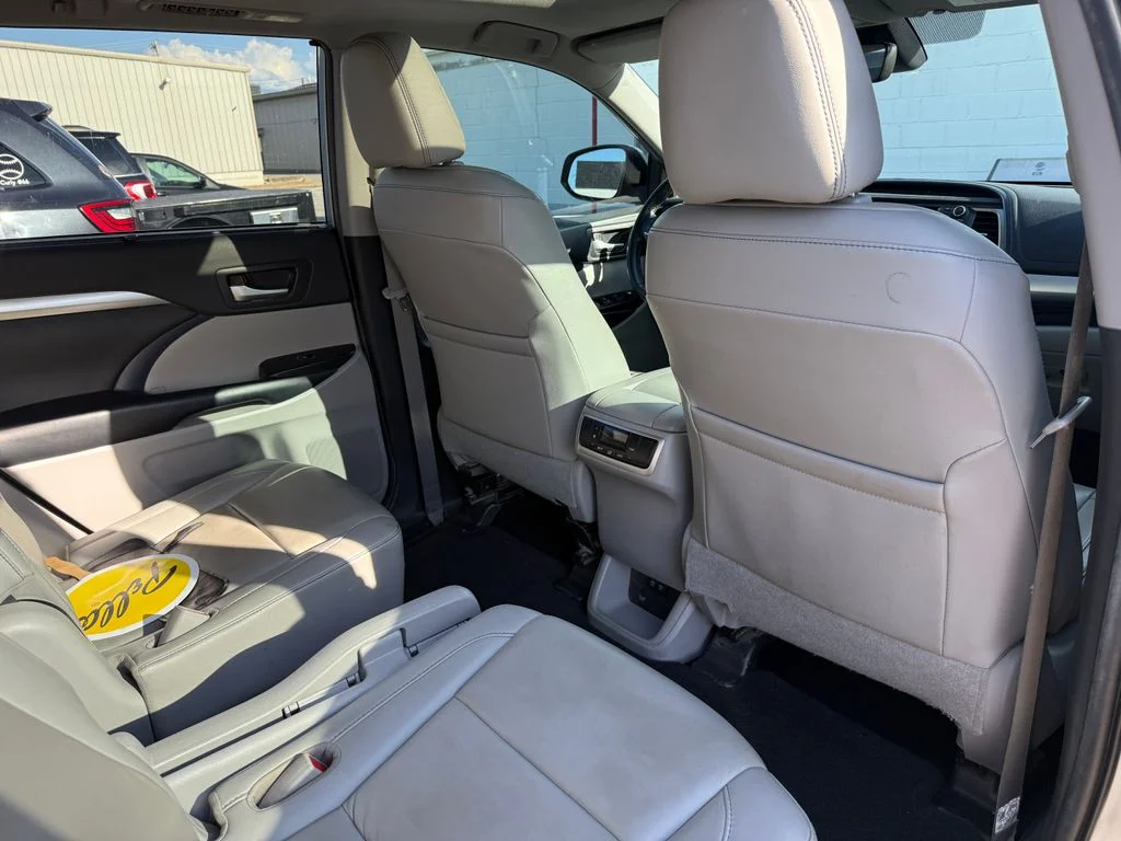Used 2019 Silver Toyota XLE image 11