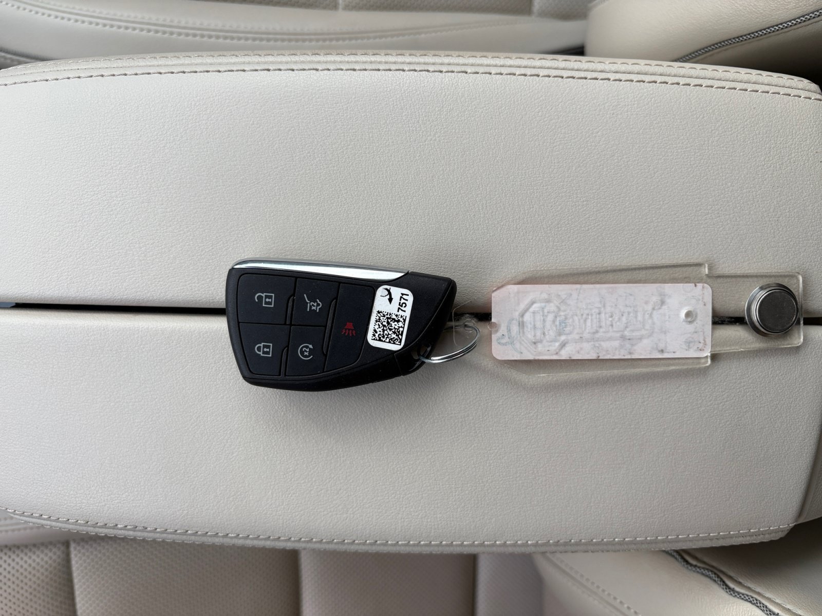 Used 2023 Summit White Buick Essence image 28
