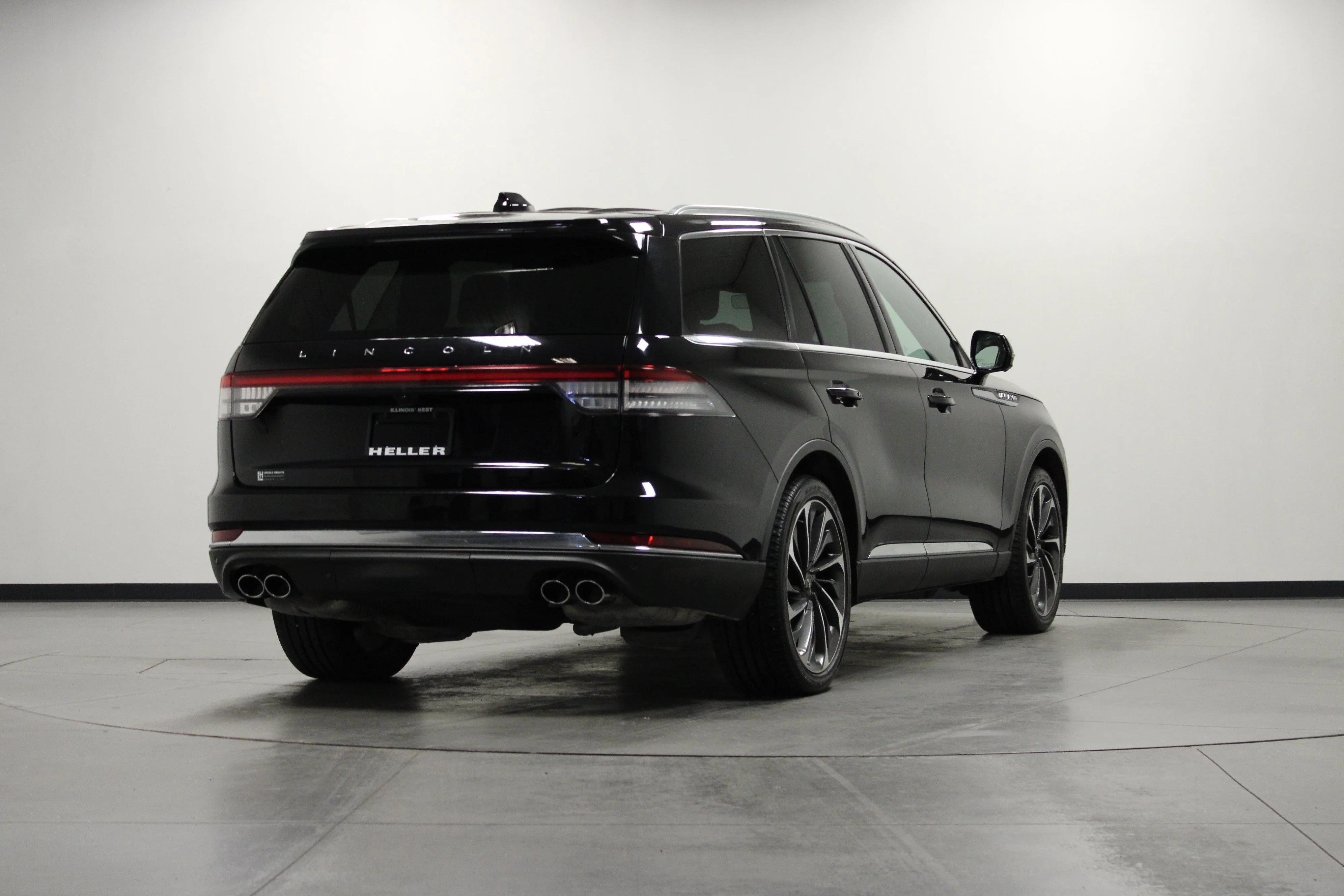 Used 2025 Infinite Black Metallic Clearcoat Lincoln Reserve image 4