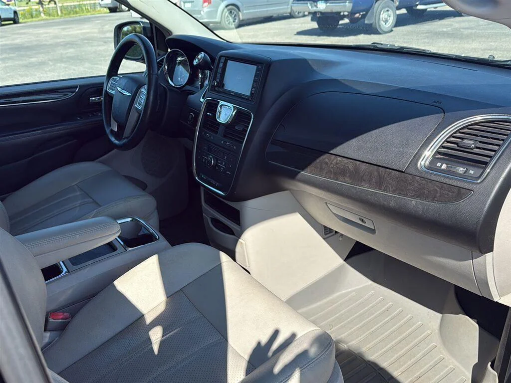 Used 2015 Billet Silver Metallic Clearcoat Chrysler Touring-L image 8