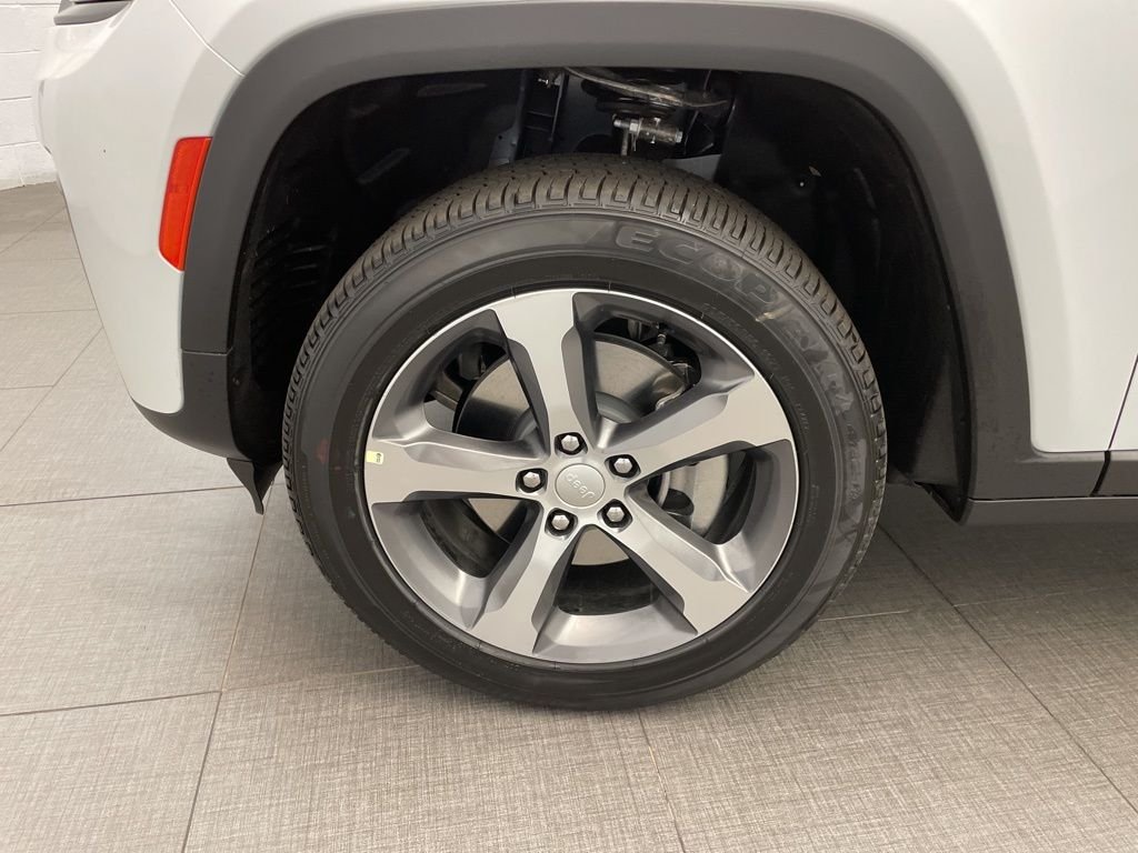 New 2026 Bright White Clear-Coat Exterior Paint Jeep Limited image 8