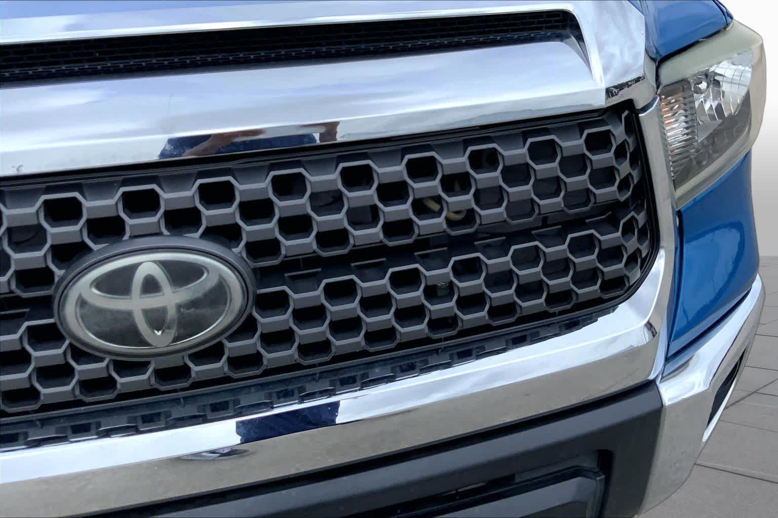 Used 2018 Blazing Blue Pearl Toyota SR5 image 28