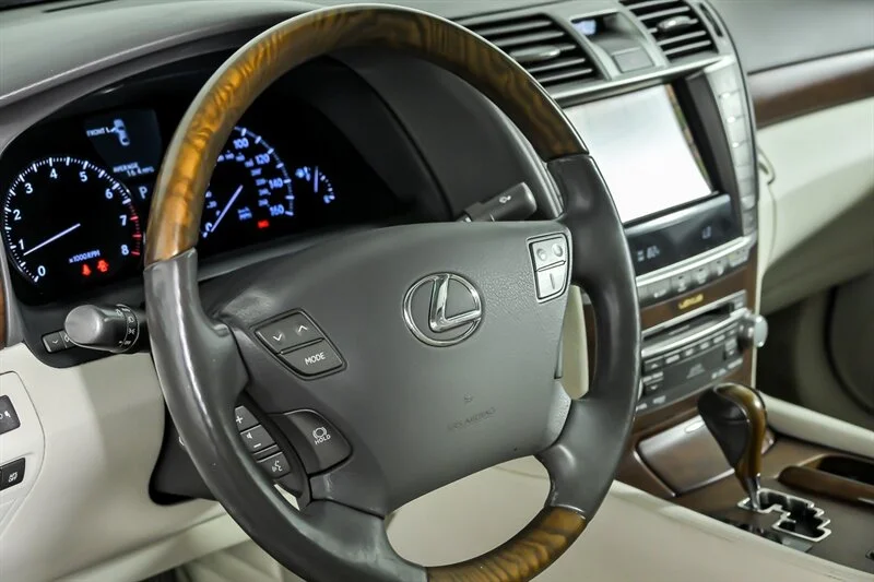 Used 2012 Obsidian Lexus  image 19