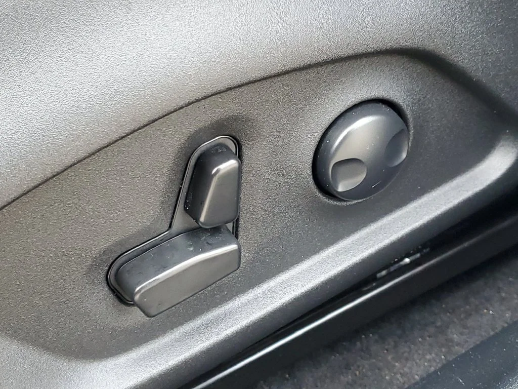 Used 2024  Jeep Limited image 10