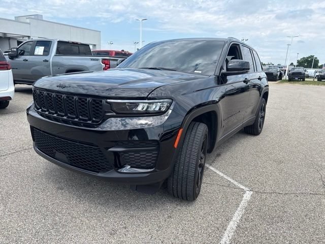 Used 2025 Diamond Black Crystal Pearlcoat Jeep Altitude X image 12