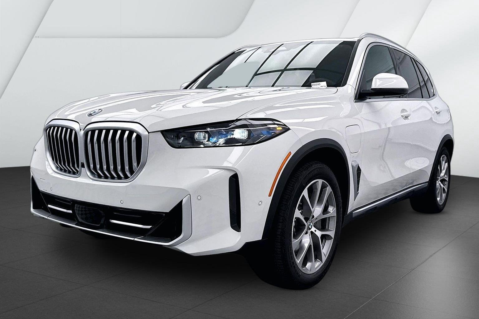 New 2026 Alpine White BMW xDrive50e image 3
