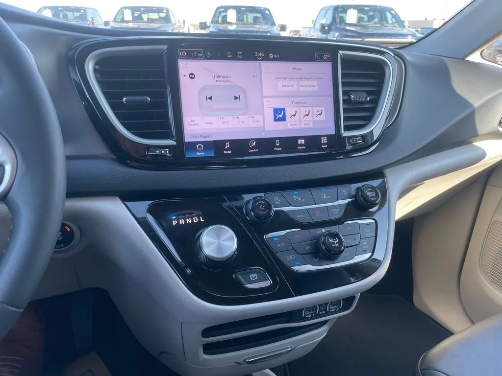 2024 Chrysler Pacifica Touring L - Photo 11
