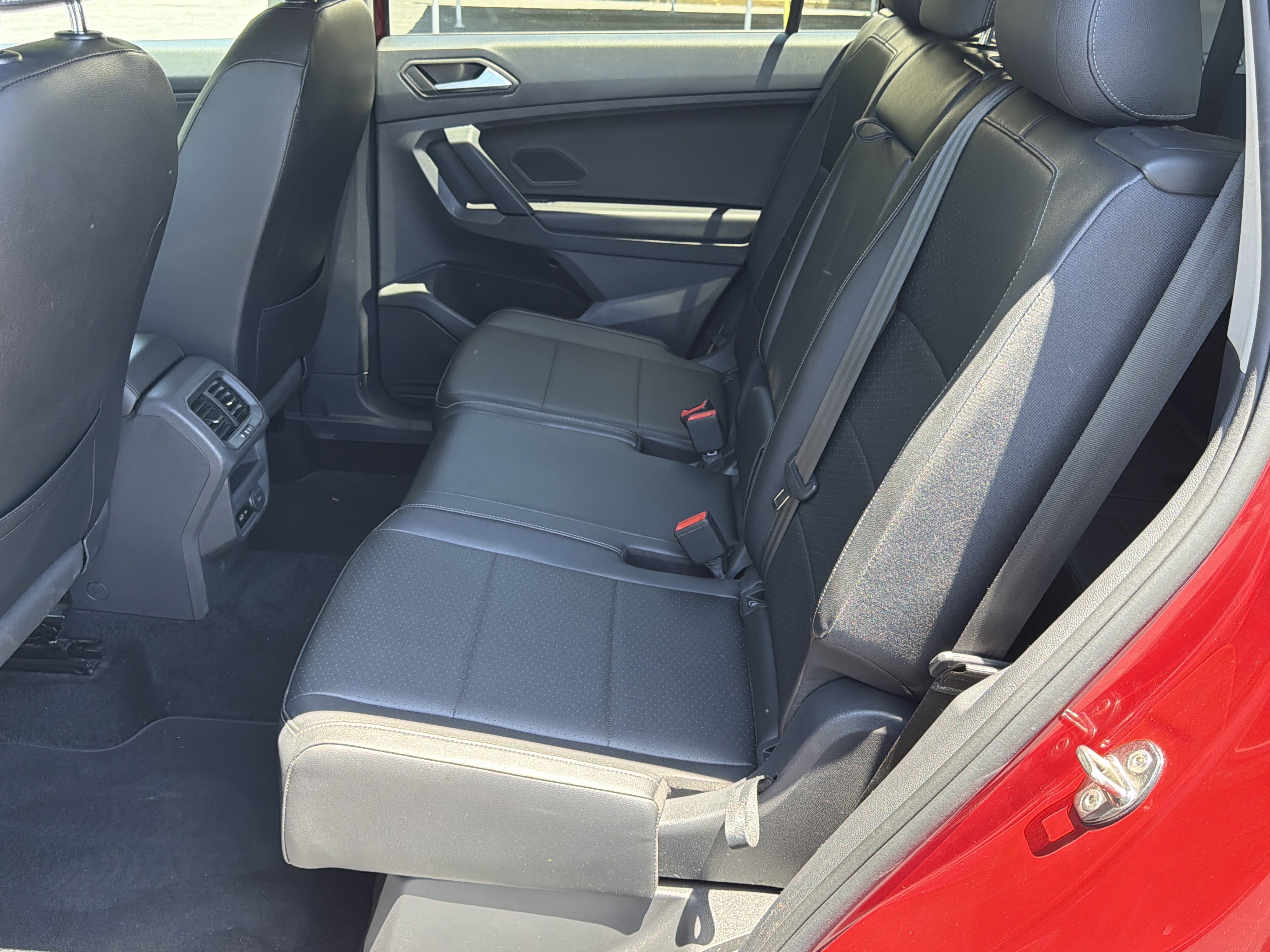 Used 2019  Volkswagen SE image 21