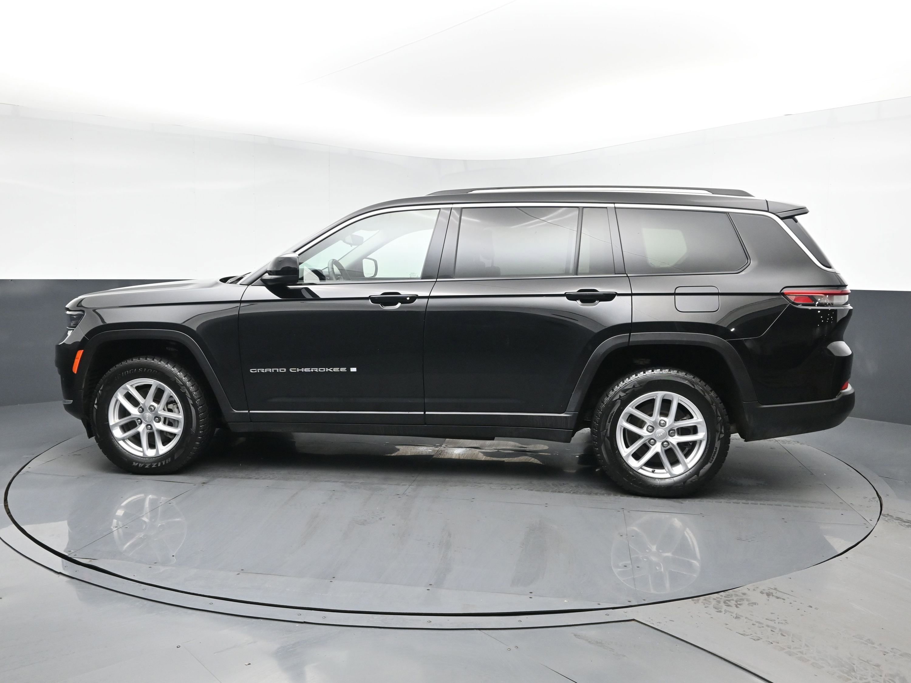 Used 2022 Diamond Black Crystal Pearlcoat Jeep Laredo image 4