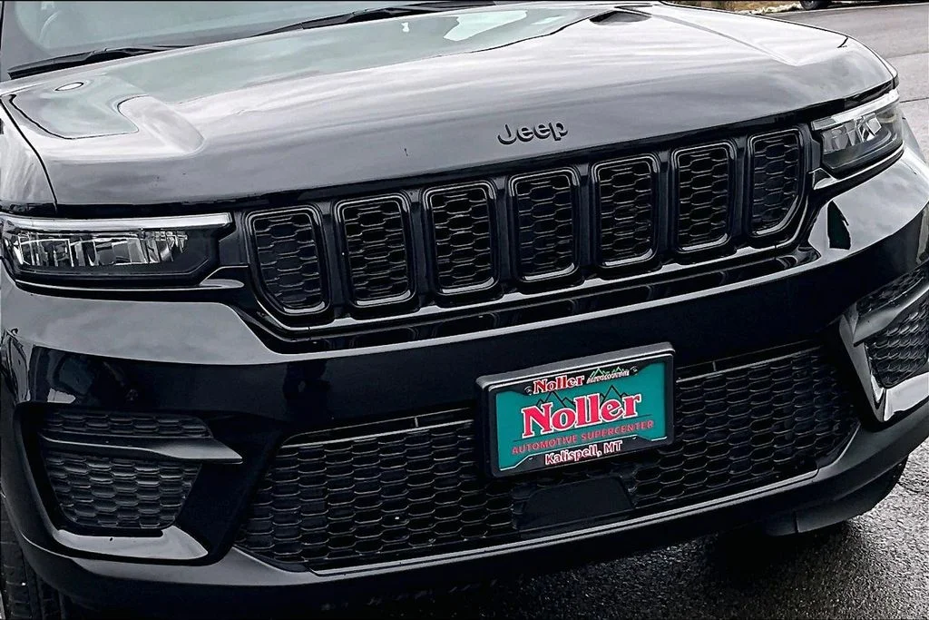 Used 2024 Black Jeep Altitude image 28