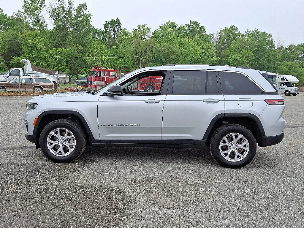 Used 2022 Silver Jeep Limited 4x4 image 7