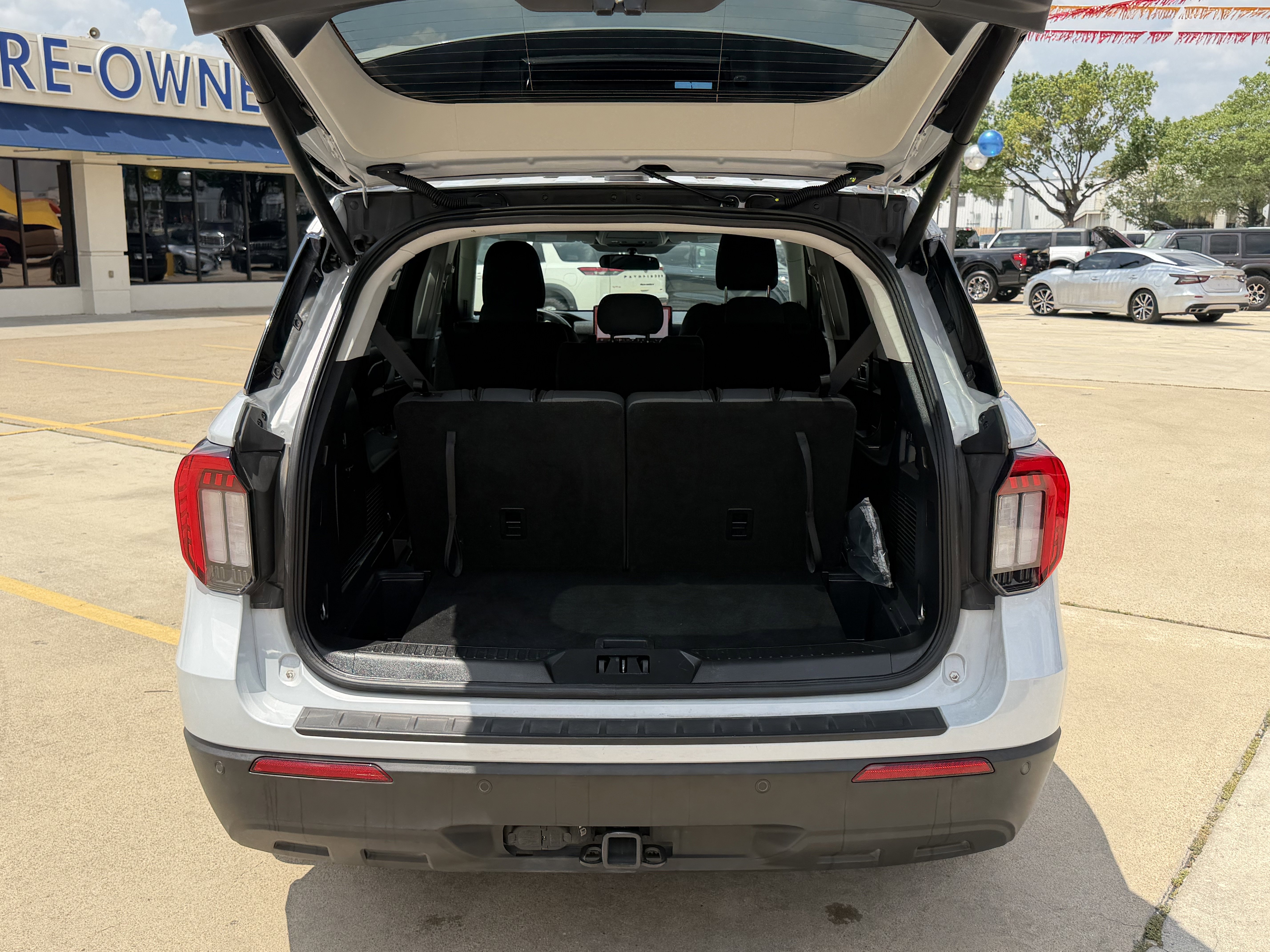 Used 2025 Space White Metallic Ford Active image 8