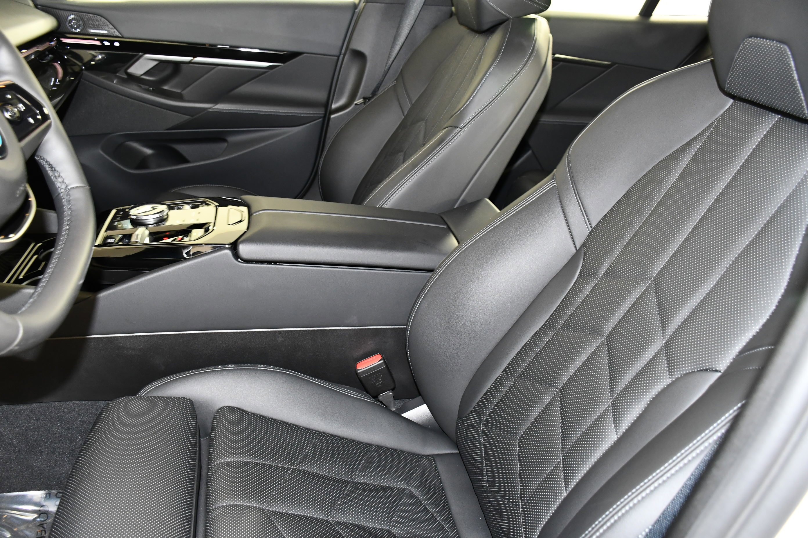 2025 BMW 5 Series 530i - Photo 38
