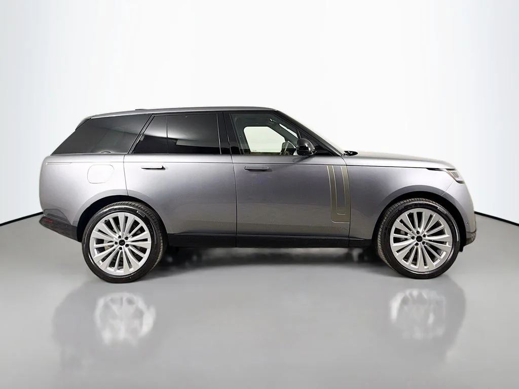 New 2026 Eiger Grey Land Rover SE image 4