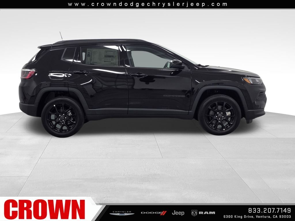 New 2026 Diamond Black Crystal Pearl-Coat Exterior Paint Jeep Latitude image 4