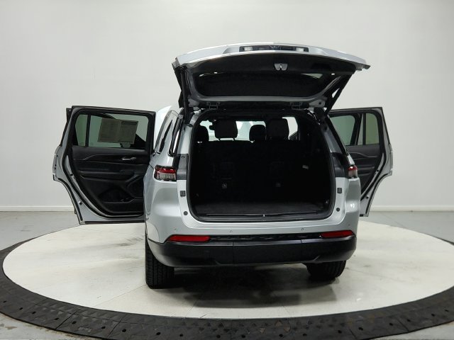 Used 2023 Silver Jeep Altitude image 15