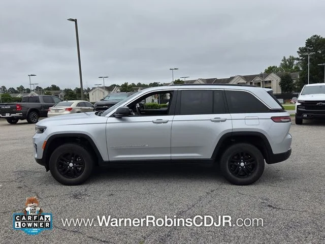 Used 2024 Silver Jeep Laredo image 4