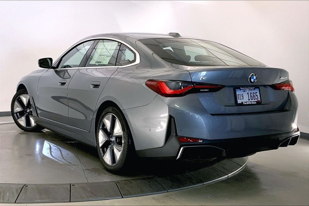 Used 2026 Skyscraper Grey Metallic BMW xDrive40 image 2