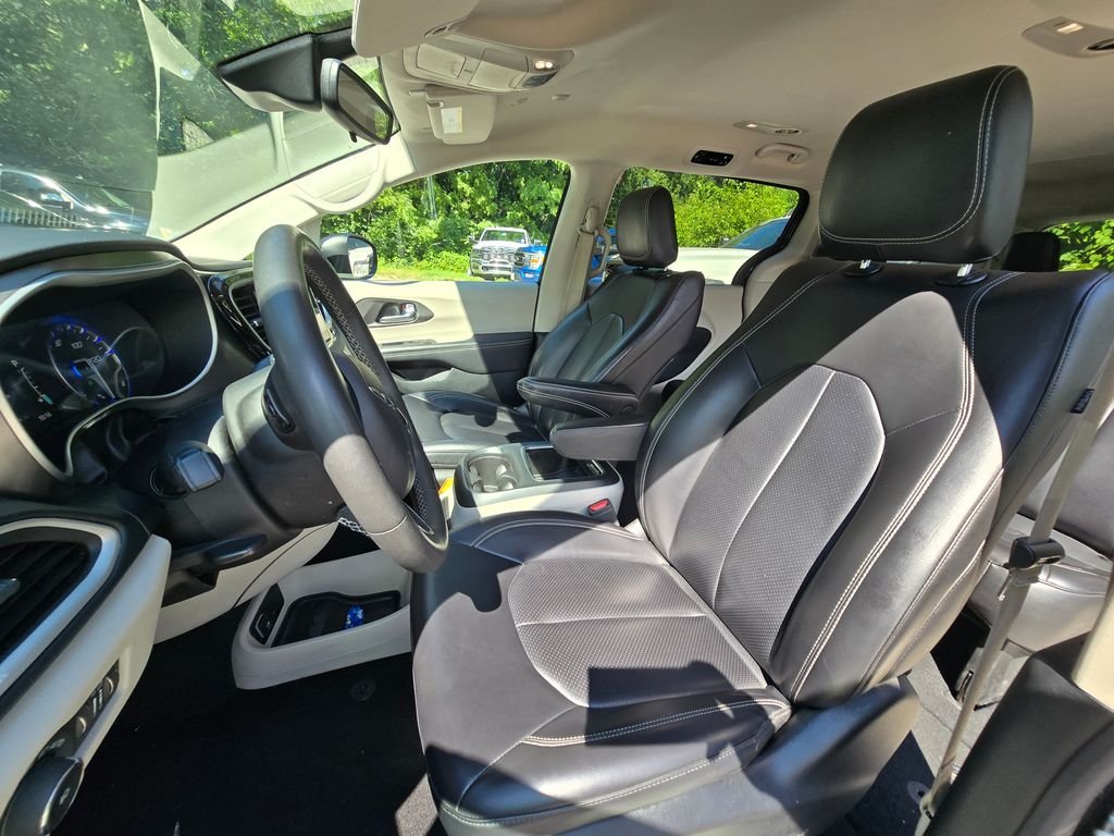 Used 2023 Black Chrysler Touring L image 14