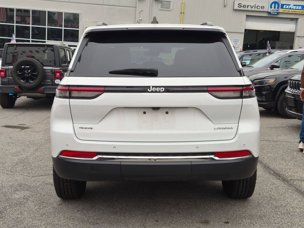 Used 2024 White Jeep Laredo image 7
