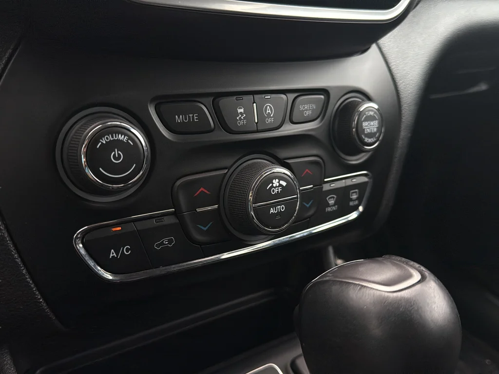 Used 2020 Slate Blue Pearlcoat Jeep Limited image 17