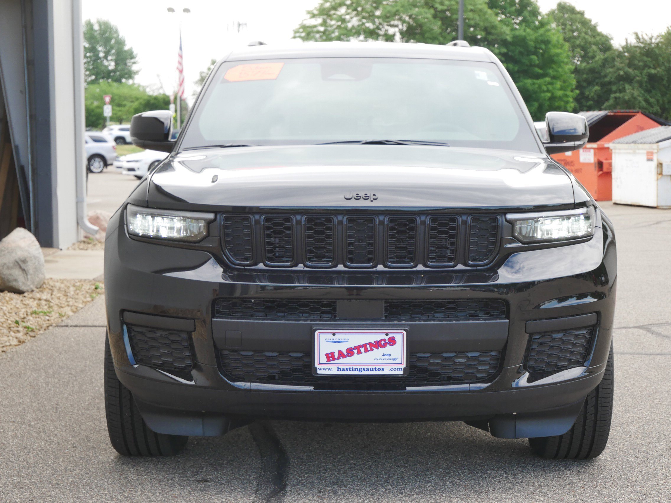 New 2025 Diamond Black Crystal Pearl-Coat Exterior Paint Jeep Altitude image 4