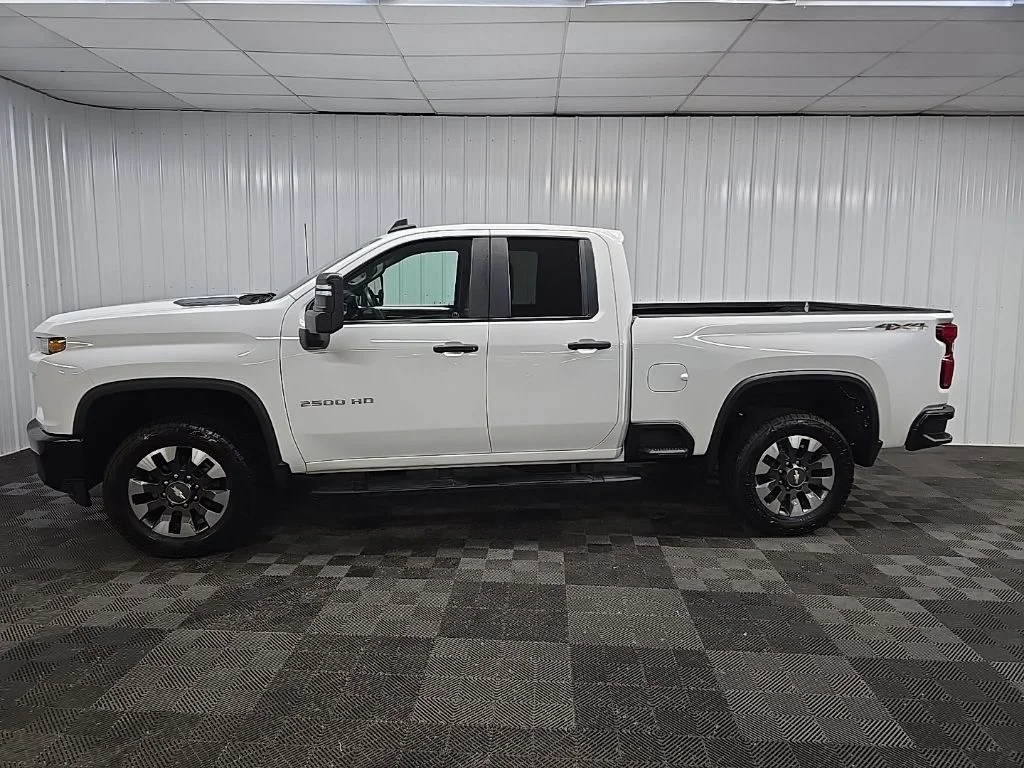 Used 2021 White Chevrolet Custom image 4