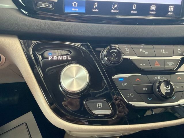 Used 2023 Silver Mist Clearcoat Chrysler  image 22