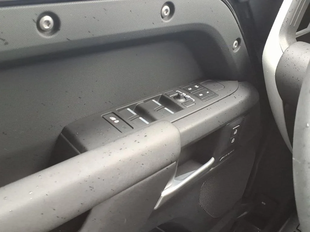 Used 2025  Land Rover S image 13