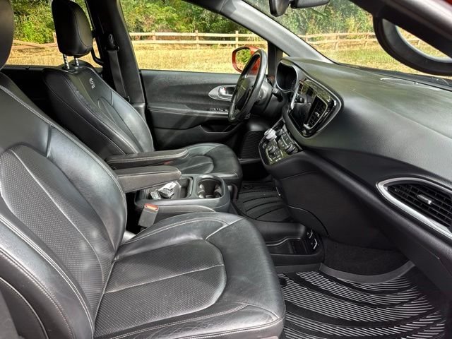 Used 2018 Copper Pearlcoat Chrysler Touring L image 28