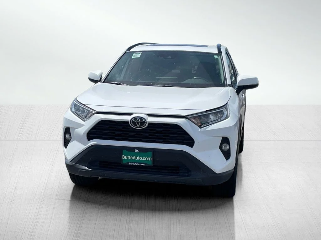 Used 2019 Super White Toyota XLE Premium image 8