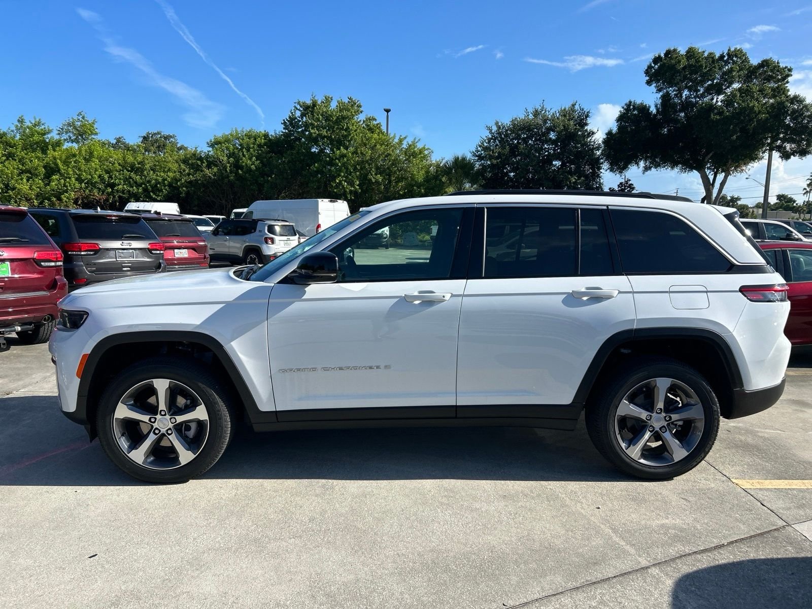 Used 2026 White/off-white Jeep Limited image 2