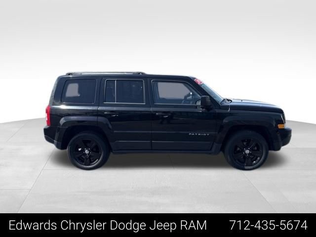 Used 2017 Black Jeep Latitude image 9