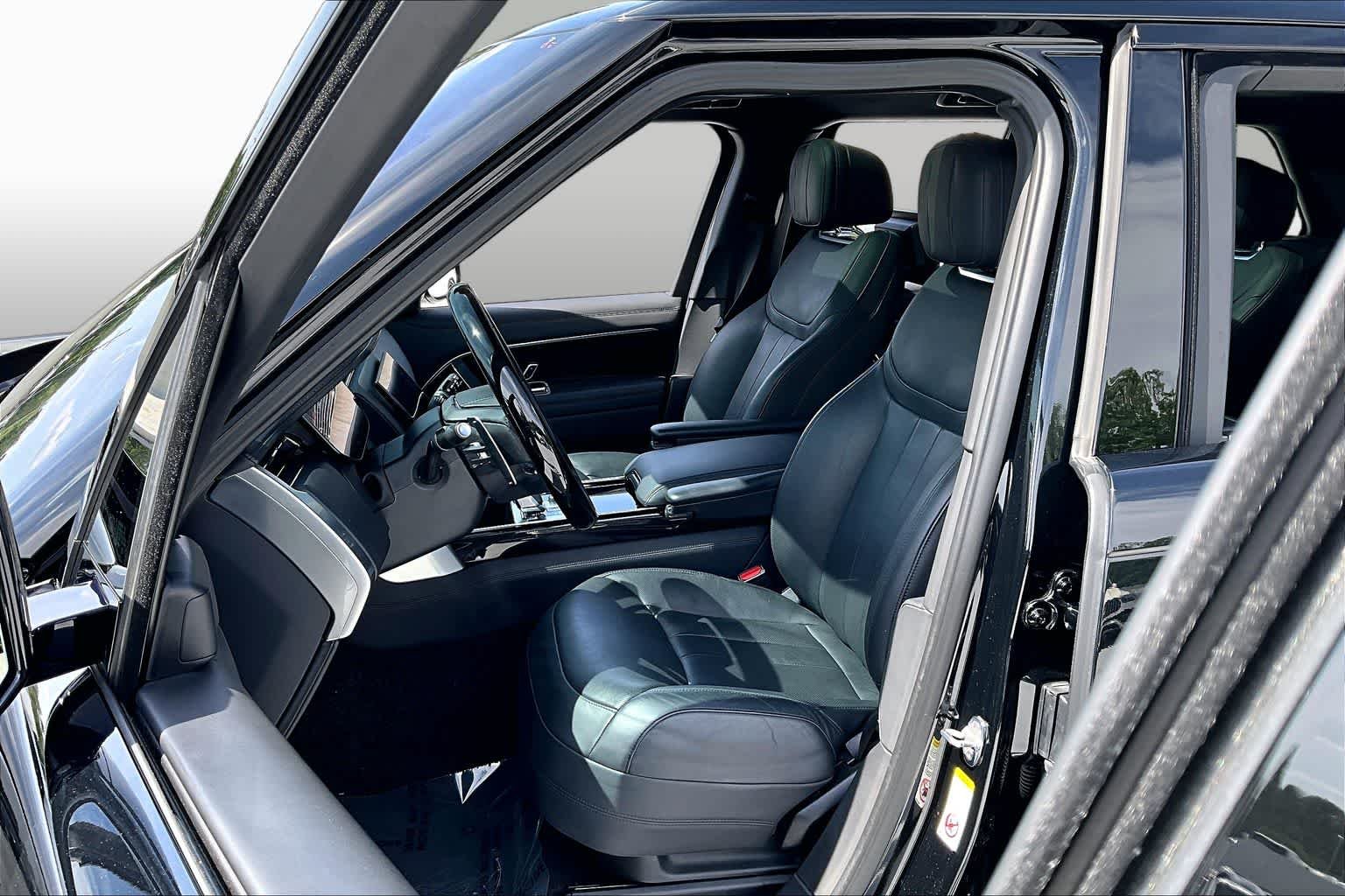 Used 2023 Ligurian Black SV Bespoke Ultra Metallic Sat Land Rover Autobiography image 8