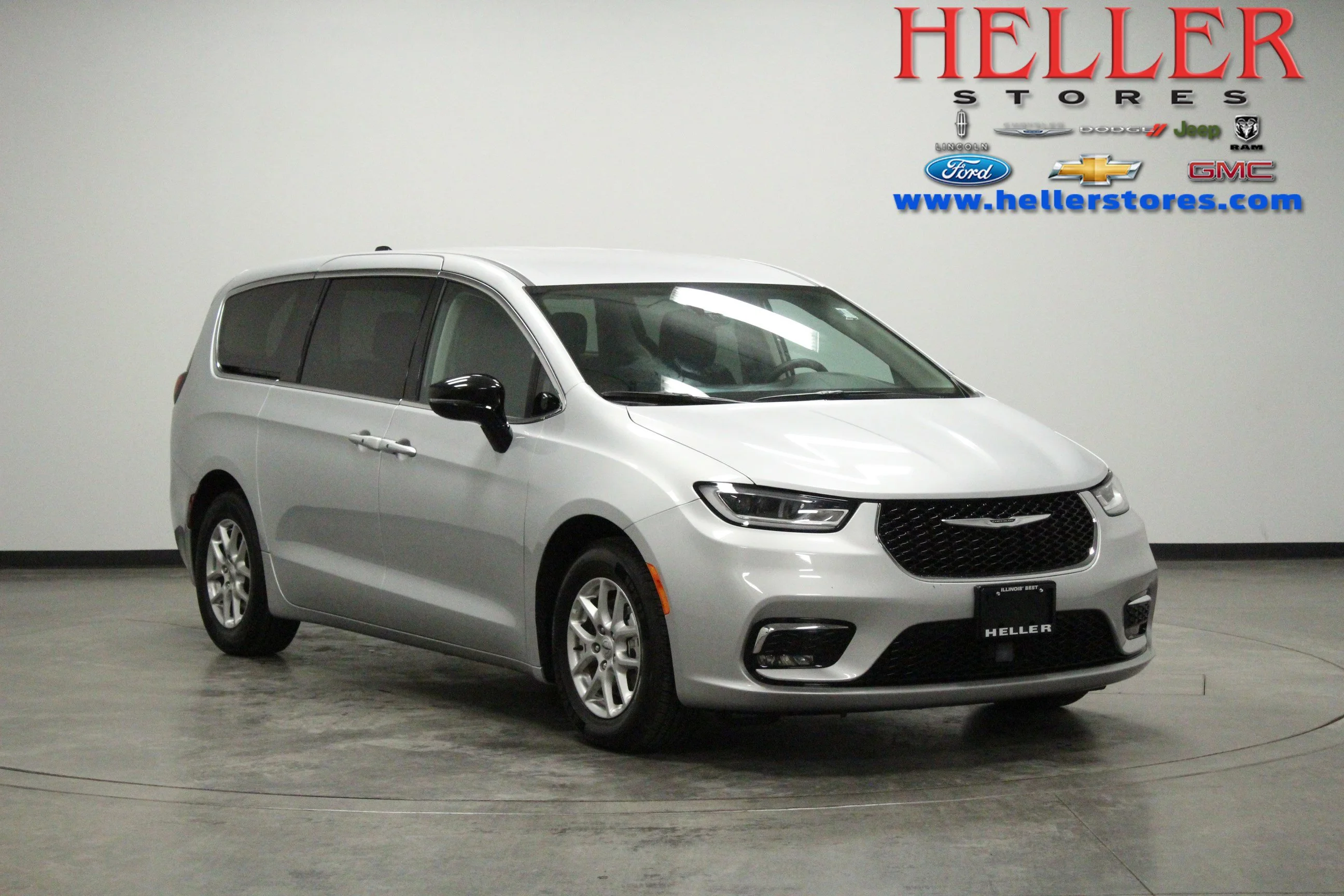 2024 Chrysler Pacifica Touring L's photo