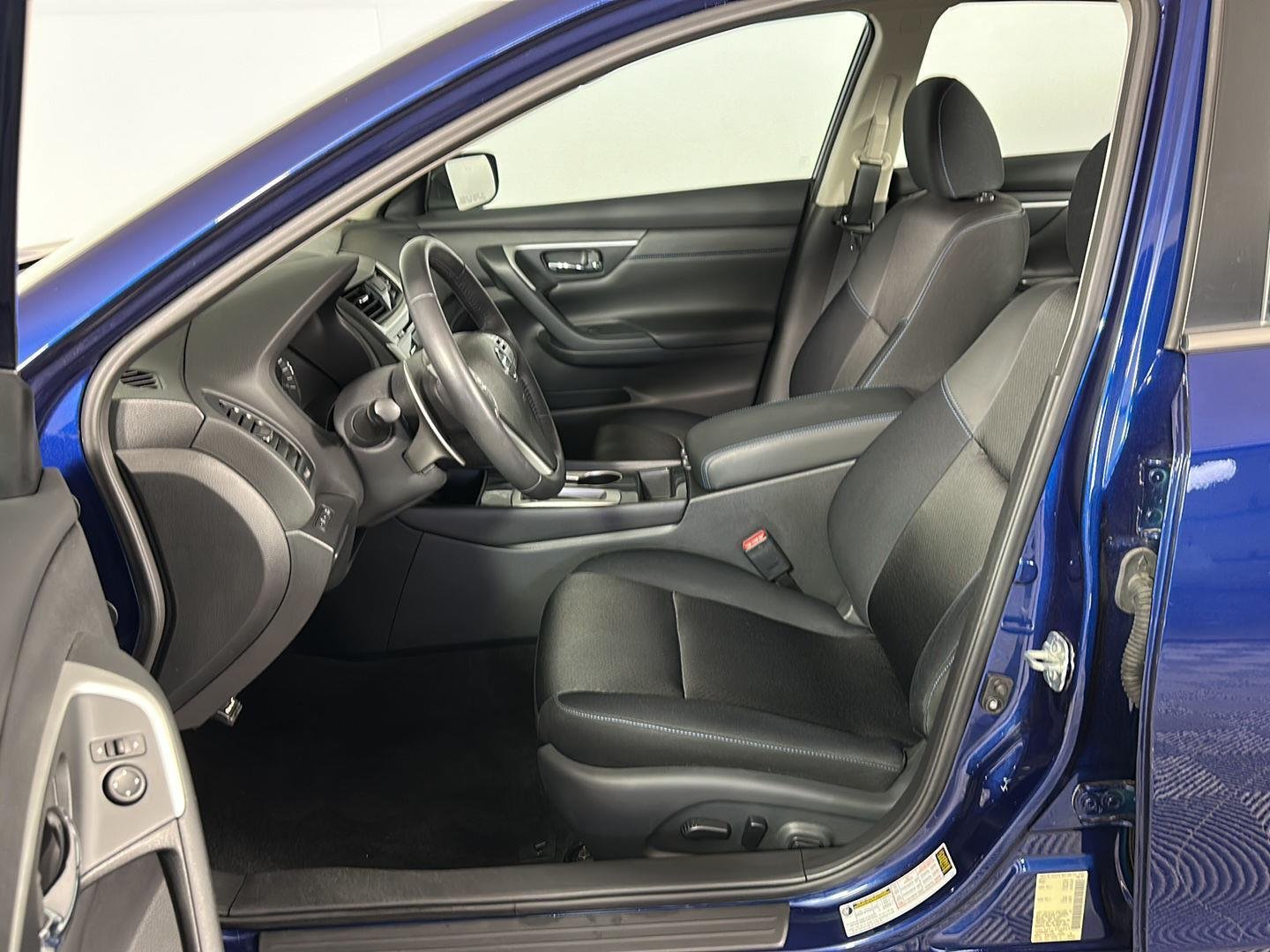 Used 2018 Deep Blue Pearl Nissan 2.5 SR image 5