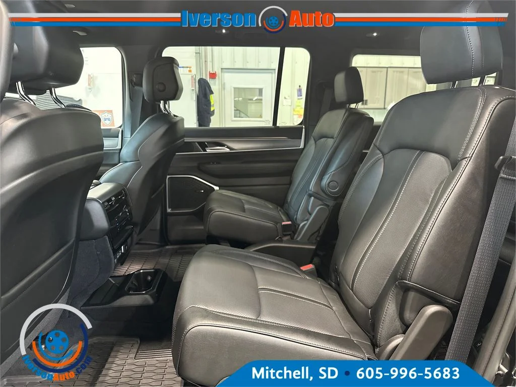 New 2026 High Gloss Black Exterior Paint Jeep Limited Altitude image 25