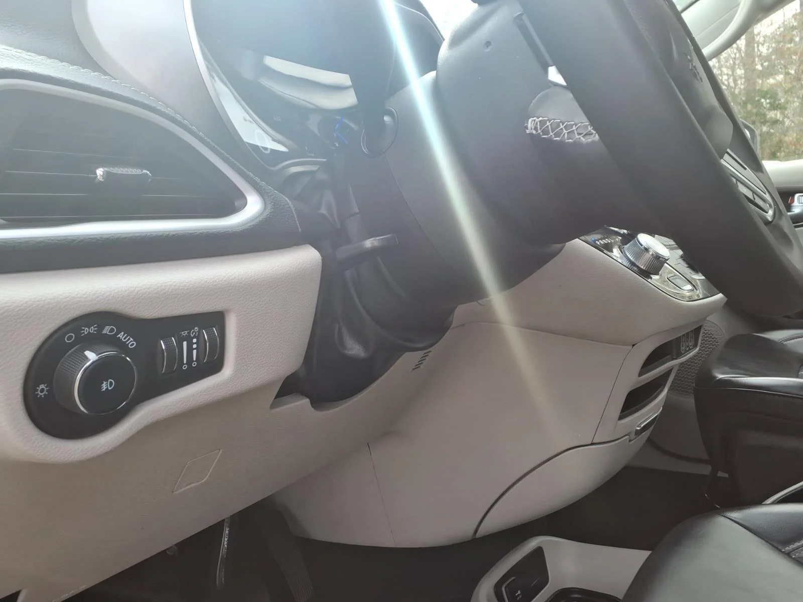 Used 2023 Silver Mist Clearcoat Chrysler Hybrid Touring L image 17