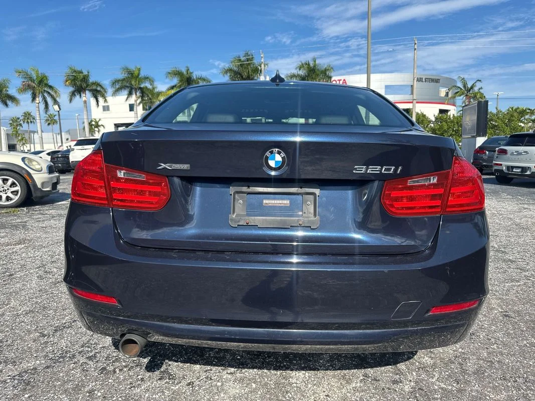 Used 2014  BMW xDrive image 6